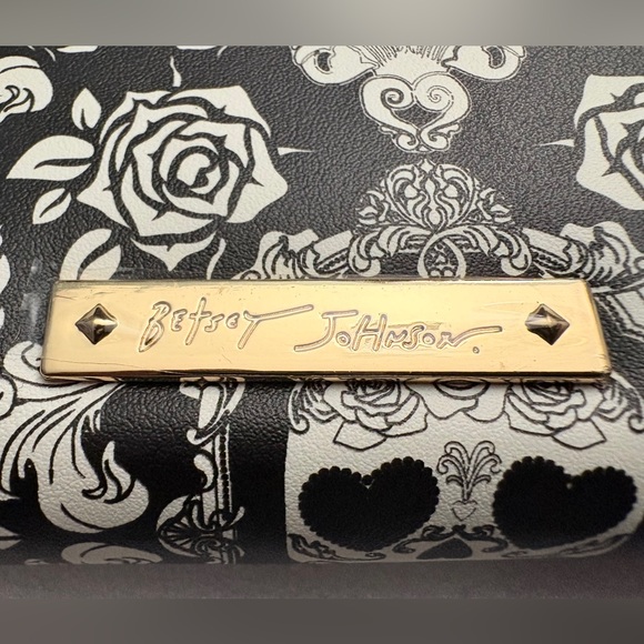 Betsey Johnson NWT Skull Rose Zip-Around Wristlet Wallet Black White - Picture 4 of 13